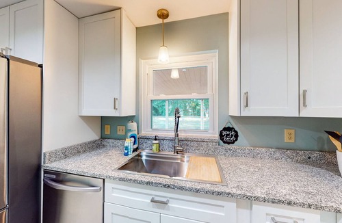 West Melbourne Condo | Bright Beachy 3BR Melbourne House—Dog‑Friendly with Screened Patio + Prime Location☀️🐕