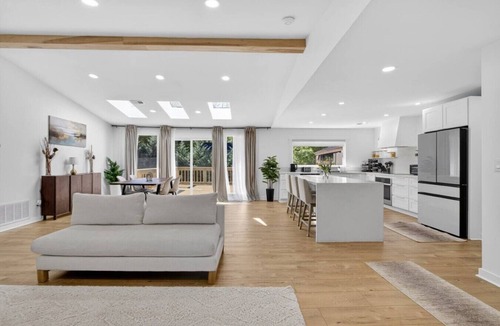 Drayton House | Bright Remodeled 3BR, 2BA Home 30 Day Minimum Stay