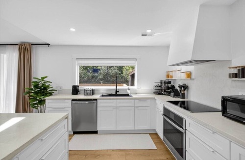 Drayton House | Bright Remodeled 3BR, 2BA Home 30 Day Minimum Stay