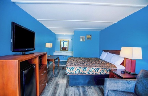 Kernersville Hotel | Budget Friendly Room Near Historic Korner’s Folly | Free Parking