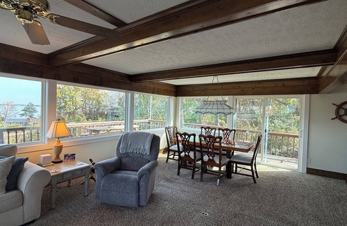 Spring Grove House | Busch Gardens-Williamsburg-Fishing-Cornhole-Deck-River View- FIRE TABLE!