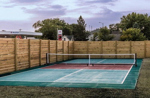 Bellevue Cabin | Cabin near Mississippi with Pickleball court - North Star