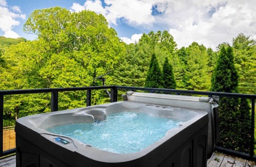 Scaly Mountain Cabin | Cabin on 20 acres, hot tub, fireplace just outside of Highlands @Fire Mountain.