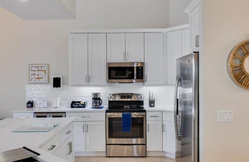 Caloosahatchee House | Cape Serenity- Premier Waterfront Villa with Kayaks and Bikes