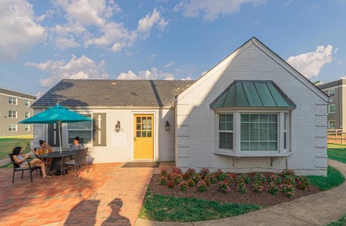 Museum District Apartment | Carytown stay with *Pool and Gym*