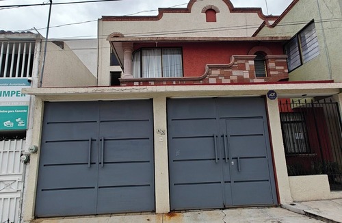 Morelia House | Casa Iona, beginning of downtown Morelia, warm, clean, coffee and garage included.