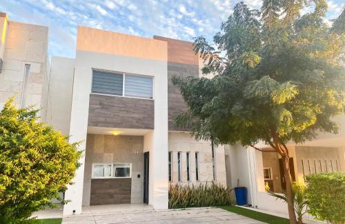 Hermosillo House | Casa Moderna en privada con Alberca 5 min del Aeropuerto y Consulado Americano