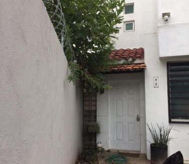 Tlajomulco de Zuniga Apartment | Casa para 4 personas equipada y amueblada con cochera en fraccionamiento Av López Mateos en Tlajomulco de Zúñiga Jalisco