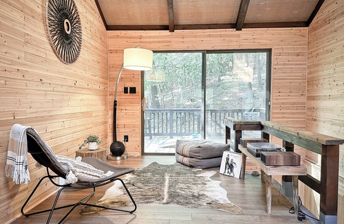 Mount Jackson Cabin | CasaSOL! Unique, Trendy & Stylish Cabana w/Fireplace, Skylight & Deck at Bryce