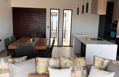 La Ventana House | Casita by the SeanPool, Modern, private rooftop, king bedsn2 minute to beach!