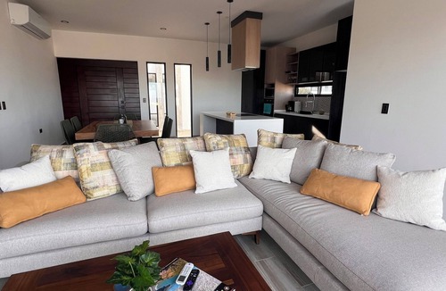 La Ventana House | Casita by the SeanPool, Modern, private rooftop, king bedsn2 minute to beach!
