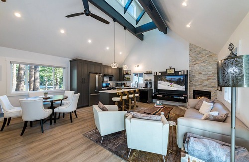 Chamberlands House | Chambers Escape: Cozy 3BR retreat in Tahoma