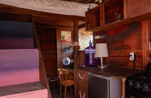 La Fortuna Cabin | Charming 1-bedroom Tiny Home in La Fortuna with WiFi & steps away from the beach