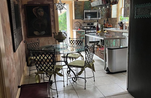 New Rochelle Apartment | Charming 1-bedroom apartment - 38 Mins to NYC/Parking on site