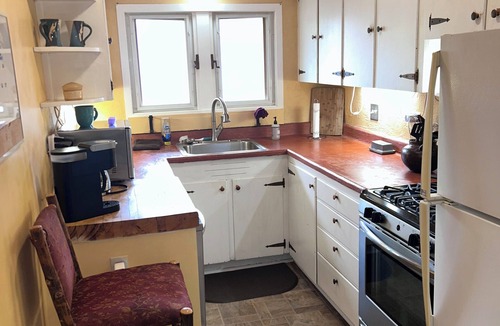 City Park Apartment | Charming 2-bedroom apartment with AC in vibrant Denver