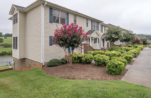 Hardy House | Charming 2-bedroom townhome on Smith Mountain Lake