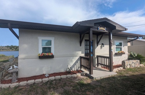 Spring Hill Cottage | Charming 2-bedroom waterfront oasis in delightful Spring Hill