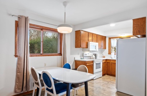 Summit Hill House | Charming 3-bedroom home with WiFi, AC on Summit near Hamline School of Law.