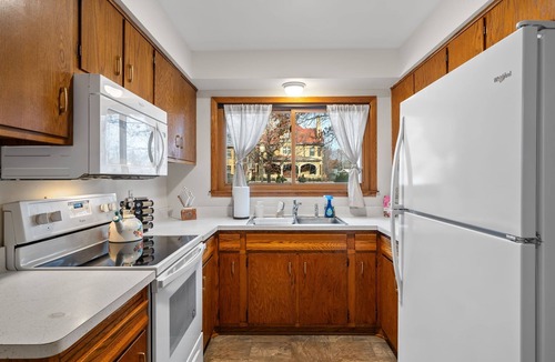 Summit Hill House | Charming 3-bedroom home with WiFi, AC on Summit near Hamline School of Law.