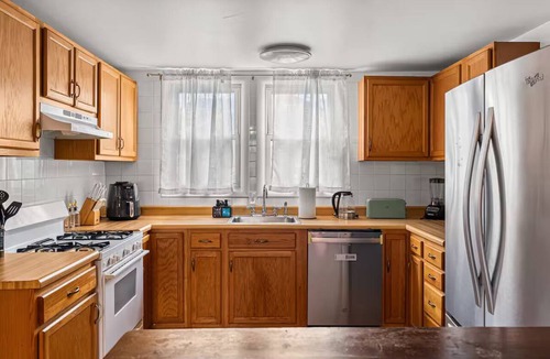 Alcova Heights House | Charming 4 bedroom Retreat in Arlington - Sleeps 12 Near DC