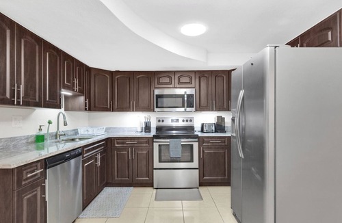 Holiday House | Charming and Spacious 4-bedroom House Near Beaches