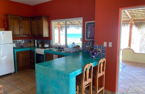 Vinorama House | Charming Beach Bungalow with Ocean View and AC!