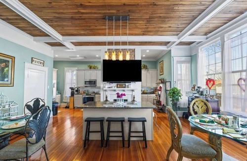 Anderson House | Charming Getaway | Queen Bed, Yard and Free Parking