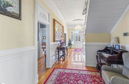 Anderson House | Charming Getaway | Queen Bed, Yard and Free Parking