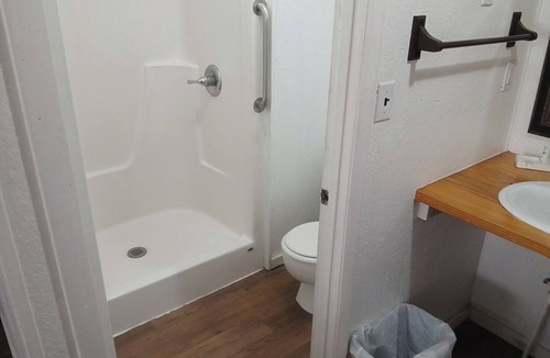 Mayo Hotel | Charming Hill Top Room 22 in Mayo with Wi-Fi, AC, fitness room