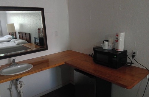 Mayo Hotel | Charming Hill Top Room 22 in Mayo with Wi-Fi, AC, fitness room