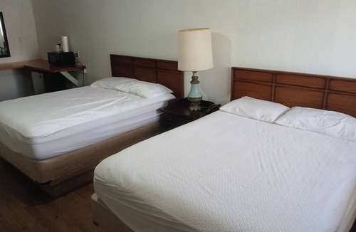Mayo Hotel | Charming Hill Top Room 22 in Mayo with Wi-Fi, AC, fitness room
