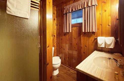 Reeders Cabin | Charming Lake Front Cabin in the Poconos