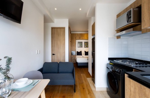 Ixtacalco Apartment | Charming Loft near Reforma Avenue with Roof Pool.