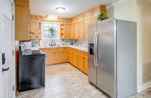 Keeling House | Charming Milton Home w/Porch - 5 Mi to VIR!