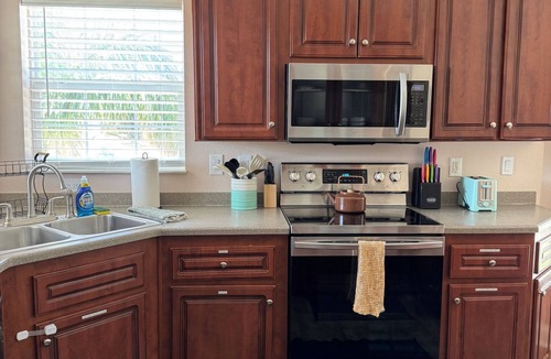 Crystal Beach House | Charming Palm Harbor Escape. - Cozy Home Near Gulf Beaches