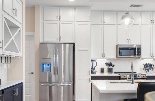 Fourth Ward Condo | Chic 2BR High-Rise Hot Tub, Gym, & Rooftop Views🌆