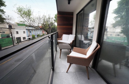 Colonia Cuauhtemoc Apartment | Chic CDMX Haven: Pop Modern Elegance Meets Roma'snn