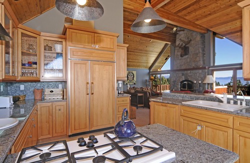 Talmont House | Clearview - 5 BR Panoramic Lake Views- Hot Tub, Pool Table