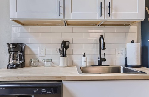 City Park Apartment | Cloud by Modern Midstay/1 Block to City Park #C4