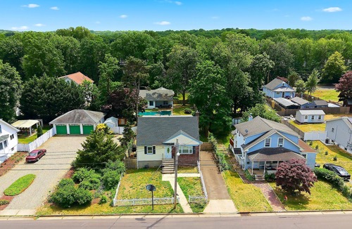 Leonardo House | Coastal Getaway Near Leonardo Beach & Ferry