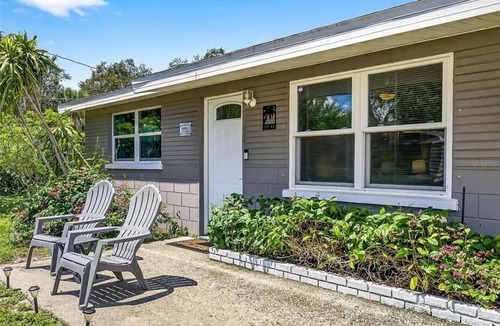 Largo Cottage | Coastal Oasis eight minutes to the beach and close to many parks and activities