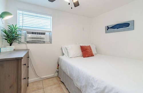 Port Richey Cottage | Coconut Cottage *Canal Front*