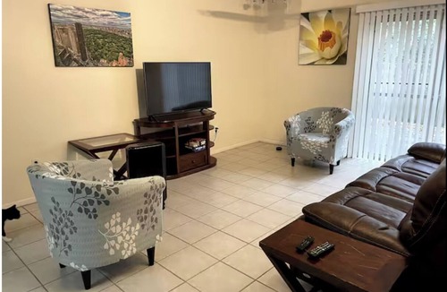 Gainesville Apartment | Comfortable 2-bedroom apartment, 1.5 blocks from UF Hospital