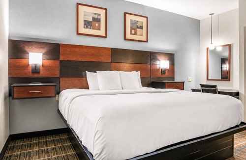 Denham Springs Hotel | Comfortable Family Suite w/Kitchenette Near Shopping & I-12 Corridor - 2 Units