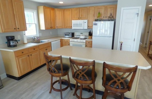 Gold Coast House | Comfortable Southend 4BR Condo Sleeps 8 Deck, Parking & Outdoor Shower