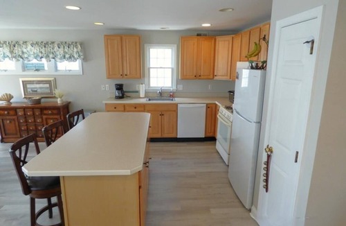 Gold Coast House | Comfortable Southend 4BR Condo Sleeps 8 Deck, Parking & Outdoor Shower