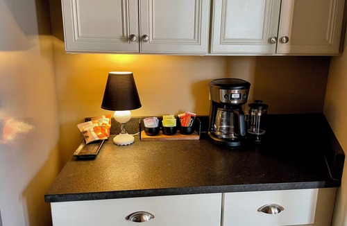 Downtown Cambridge Condo | Conductor's Rest: Beautiful 2 Bedroom Loft in Historic Cambridge, Maryland