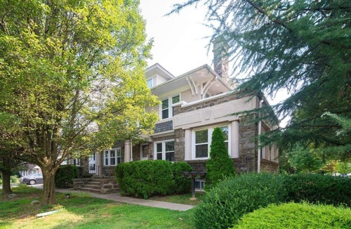 Foxcroft Square Apartment | Cool “Blue” 2-bdrm Apt in Suburbs w/Free Parking