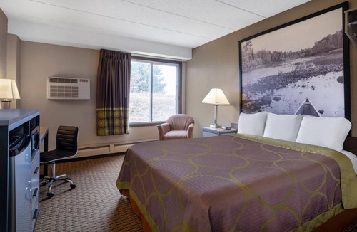 Owatonna Hotel | Coratel Inn & Suites by Jasper Owatonna - Deluxe 1 Queen Bed NS