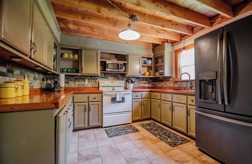 Benton House | Cornerstone Escape - Robin Vacation Rentals